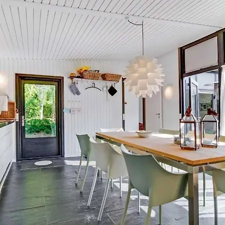 Apartamento Cozy Summer House 50 Meter From The Beach, 89 M² Dronningmølle