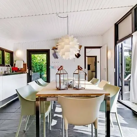 Apartamento Cozy Summer House 50 Meter From The Beach, 89 M² Dronningmølle
