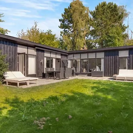 Cozy Summer House 50 Meter From The Beach, 89 M² * Dronningmølle