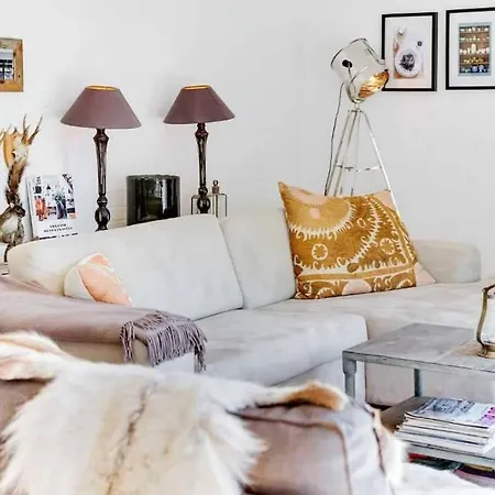 Apartamento Cozy Summer House 50 Meter From The Beach, 89 M² Dronningmølle