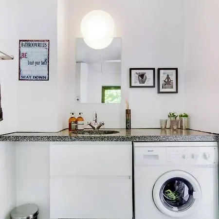 Cozy Summer House 50 Meter From The Beach, 89 M² Apartamento Dronningmølle