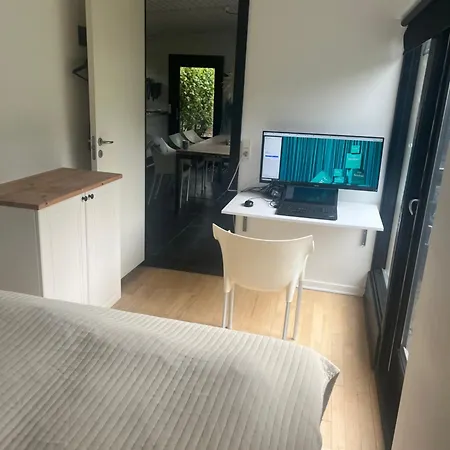 Cozy Summer House 50 Meter From The Beach, 89 M² Dronningmølle