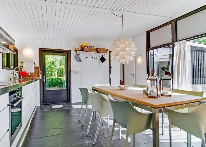 Apartamento Cozy Summer House 50 Meter From The Beach, 89 M² Dronningmølle