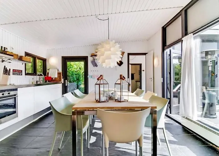 Apartamento Cozy Summer House 50 Meter From The Beach, 89 M² Dronningmølle