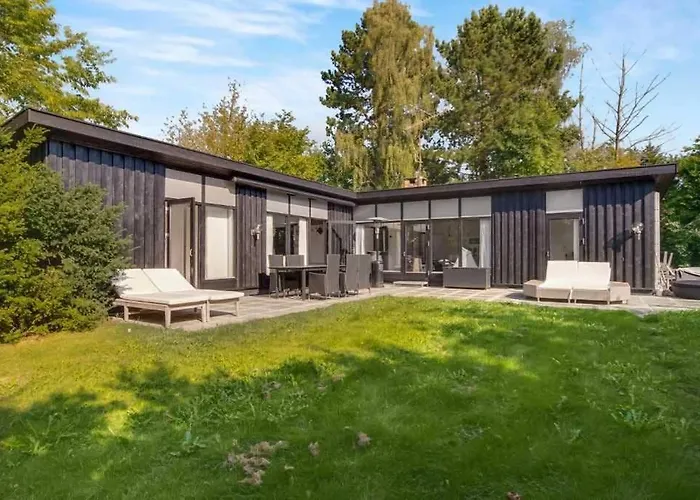 Cozy Summer House 50 Meter From The Beach, 89 M² * Dronningmølle