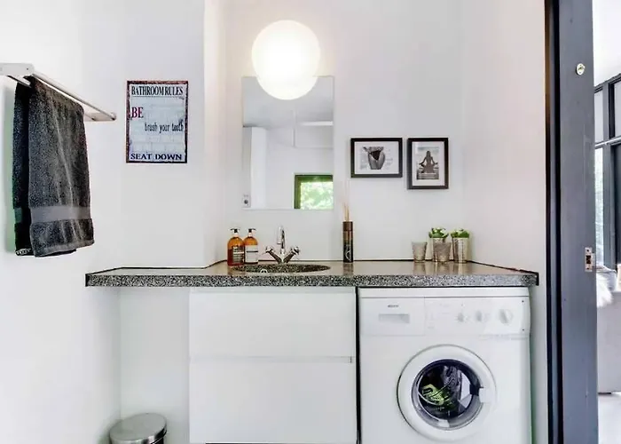 Cozy Summer House 50 Meter From The Beach, 89 M² Apartamento Dronningmølle